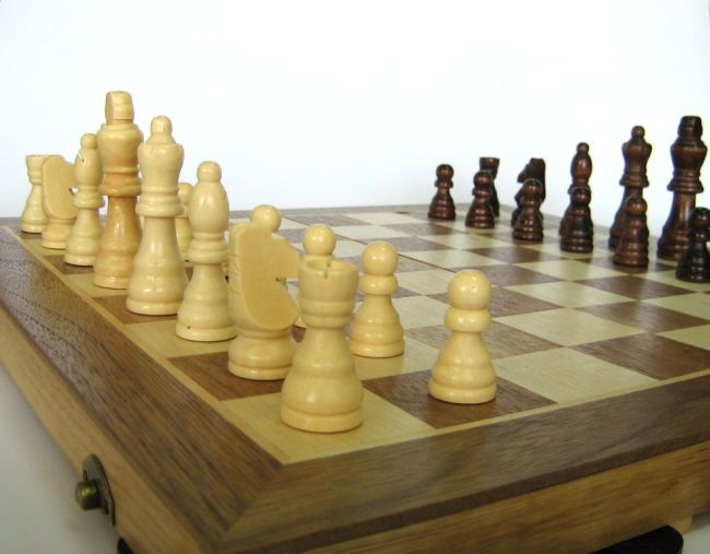 Деца мерят сили на шах