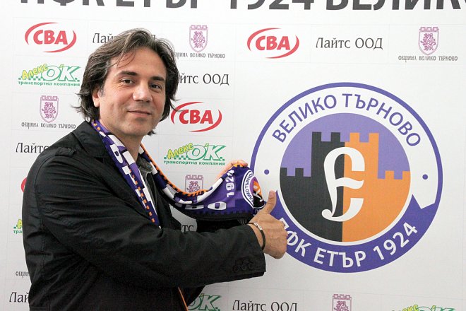 Пребиха треньора на Етър!