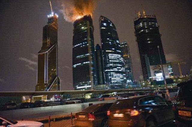 Пожар бушува в небостъргач в Дубай