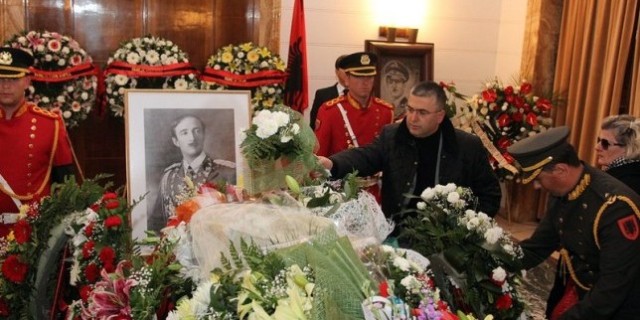 Албанците погребаха крал Зогу І