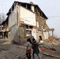 Срутва се 120-годишна къща, конфискувана от община Пловдив (снимки)