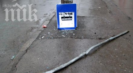 кола без шофьор блъсна стълб