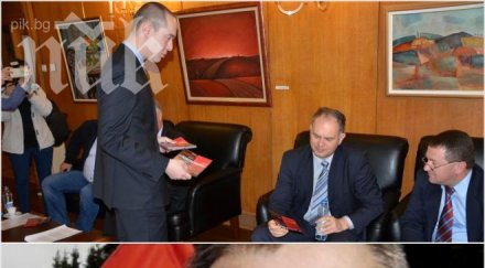 първо пик скандал парламента мартин захариев скъса флаер осмиващ сергей станишев мутафчиев призова медиите снимат акция герб