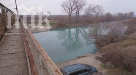 замърсяване боядиса водите река янтра синьо снимки