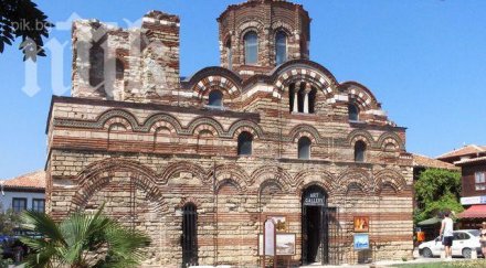 бетоновози напукаха църквата музей стефан стария несебър снимка