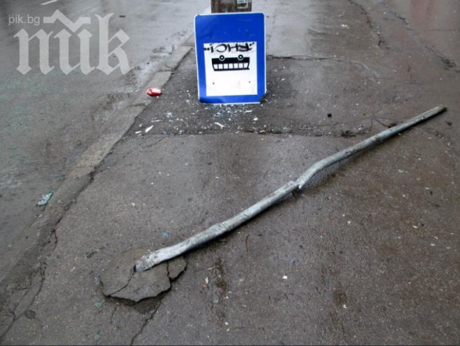 Кола без шофьор се блъсна в стълб