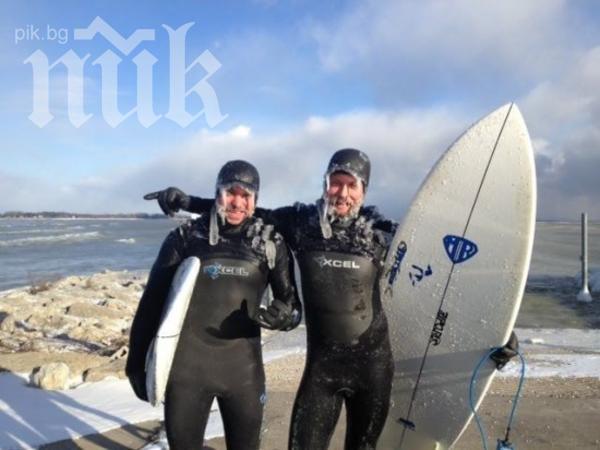 Ентусиасти сърфират при минусови температури в САЩ (видео)