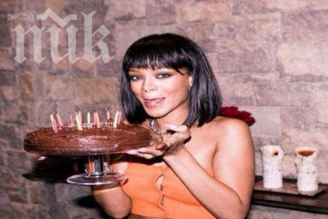 Риана посрещна рождения си ден полугола и с пура в ръка