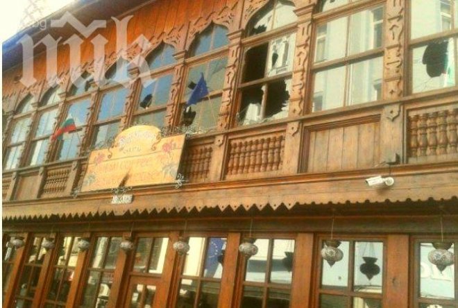 Футболните фенове: Провокатори нападнаха Джумая джамия