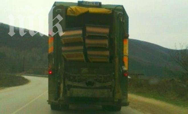 Гавра! Камион за боклук носи ковчези