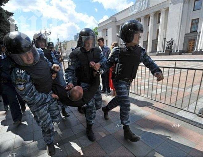 МВР на Украйна разреши използването на оръжие