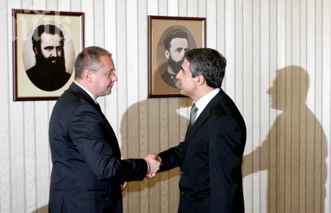 Станишев пропусна консултациите при президента Плевнелиев