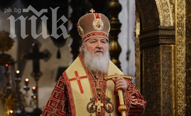 Руският патриарх Кирил се помоли на колене за мир в Украйна