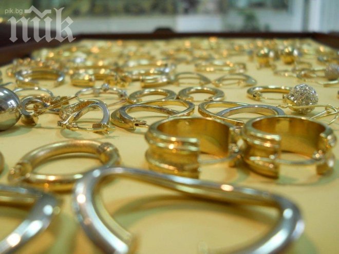Златните украшения на промоция за осми март