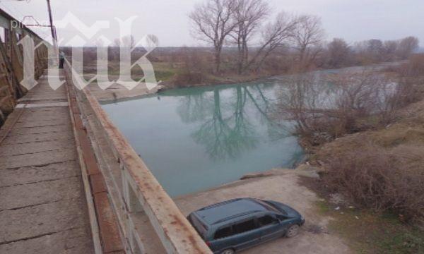 Замърсяване боядиса водите на река Янтра в синьо (снимки)