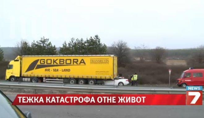 Ауди се заби с 200 км/ч под ТИР на магистрала Тракия, загина човек