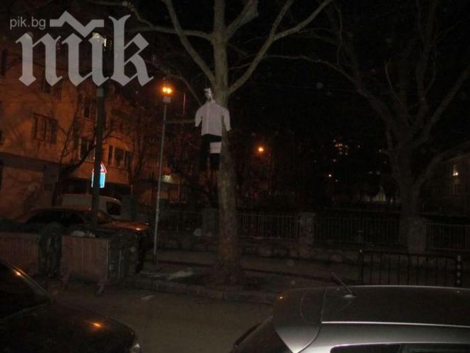 Обесиха Виктор Янукович пред консулството на Украйна във Варна