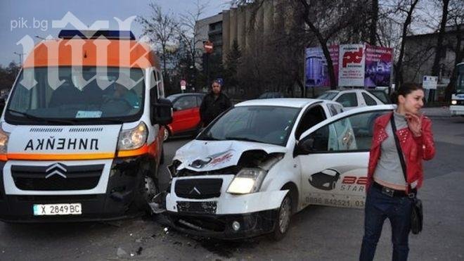 Шофьорка се заби в линейка, за малко да убие бебе в критично състояние!