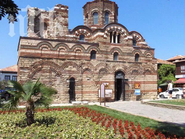 Бетоновози напукаха църквата-музей “Св. Стефан” в Стария Несебър (снимка)