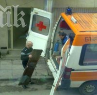 Наглост! Линейка се превърна в камион за преместване (снимки)