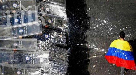 демонстранти издигат барикади столицата венецуела