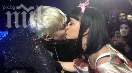 майли сайръс кейти пери страстна целувка