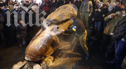 украинските демонстранти събарят паметници ленин страната