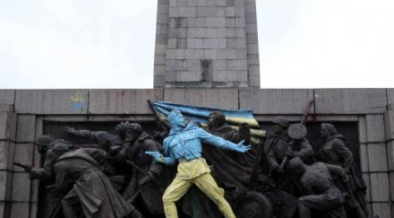 дейли мирър оцветиха съветския паметник софия подкрепа европейска украйна