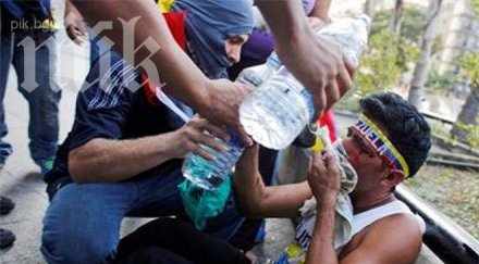 стотици хиляди протести каракас