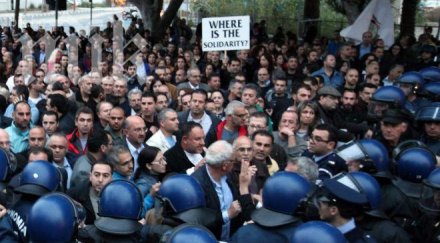 масови безредици парламента кипър искат приватизация