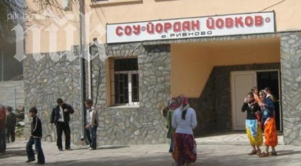 полицията нахлу училището рибново новият директор зае мястото