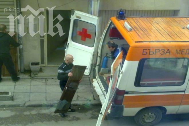 Наглост! Линейка се превърна в камион за преместване (снимки)