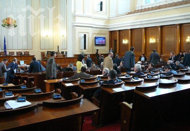 Купуваме тоалетна хартия на депутатите за 73 000 лв.