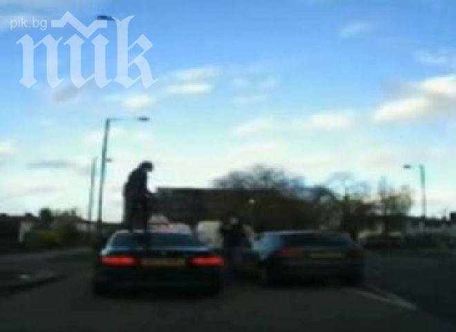 Скандал на пътя! Вижте най-опасния начин за решаване на спор между шофьори (видео)