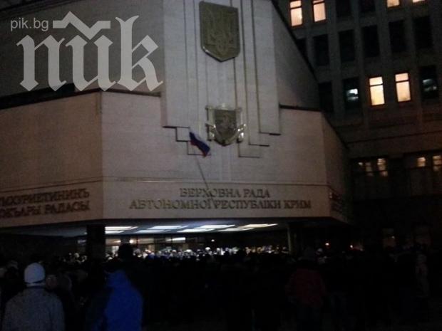 Протестиращи издигнаха руското знаме върху зданието на парламента в Крим