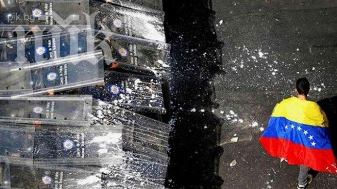 Демонстранти издигат барикади в столицата на Венецуела