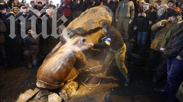 Украинските демонстранти събарят паметници на Ленин из страната