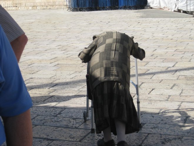 77-годишна баба работи над 12-часа на ден! Издържа цялата си фамилия!