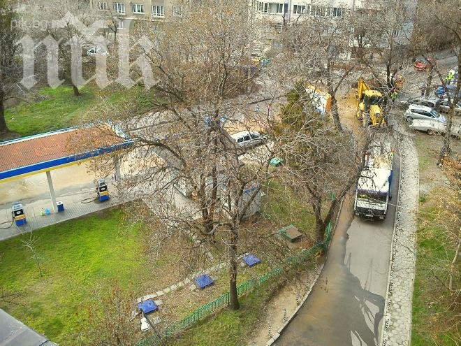 Гавра! Гламав подизпълнител на Софийска вода спука главен водопровод в центъра на София! Половината столица остана без вода! (видео и снимки)