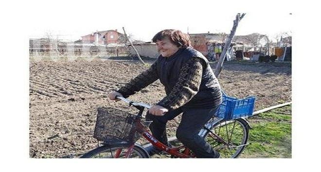 Уникална баба! Стреля с пушка, коли яре, работи като вол и не пропуска купон