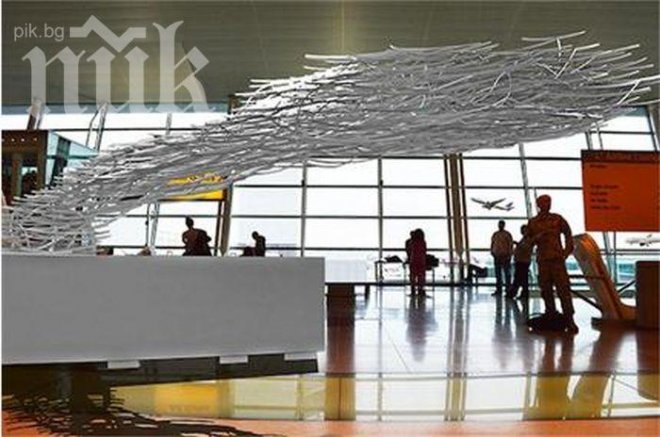 Българска скулптура изпраща пътниците на летище Кенеди