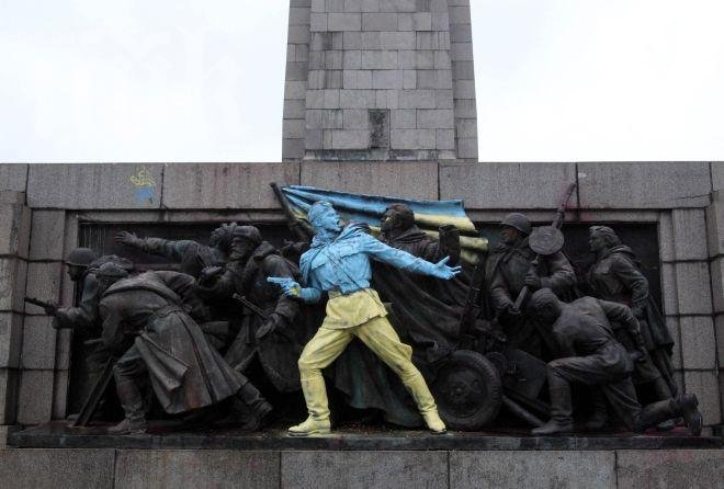 „Дейли Мирър”: Оцветиха съветския паметник в София в подкрепа на европейска Украйна