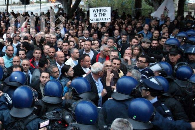 Масови безредици пред парламента в Кипър, не искат приватизация