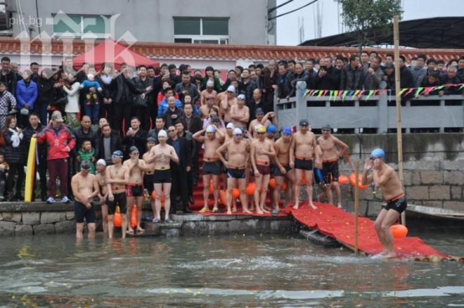 Индустриалци бяха наказани да плуват в река, която са замърсили