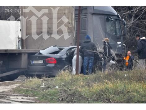 Зверска катастрофа между кола и камион блокира пътя за Златни пясъци (обновена)