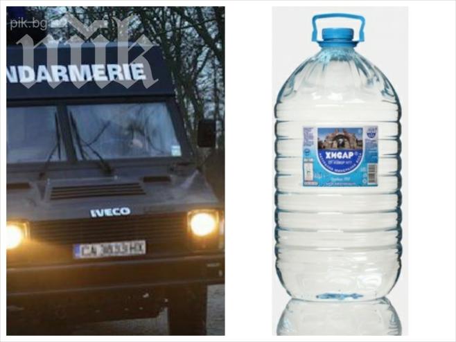 Сложиха табела Забранено влизането с взлом на кметици и полицаи на входа на фабриката на Хисар