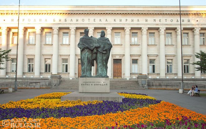 Поругаха паметника на светите братя Кирил и Методий (снимка)