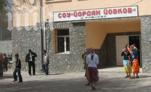 Полицията нахлу в училището в Рибново! Новият директор зае мястото си