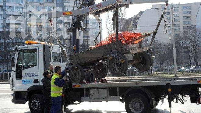 Паяк вдигна циганска каруца в центъра на София (снимки)