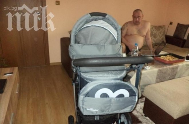 Уникум! Продават бебешка количка плюс татко по гащи! (снимка)